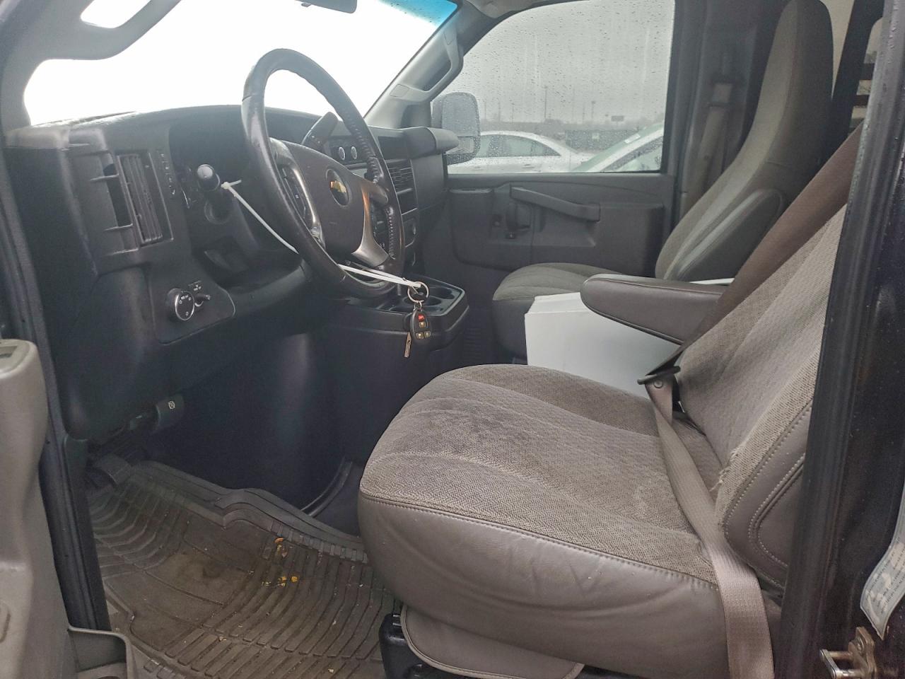 Chevrolet Express Image 10