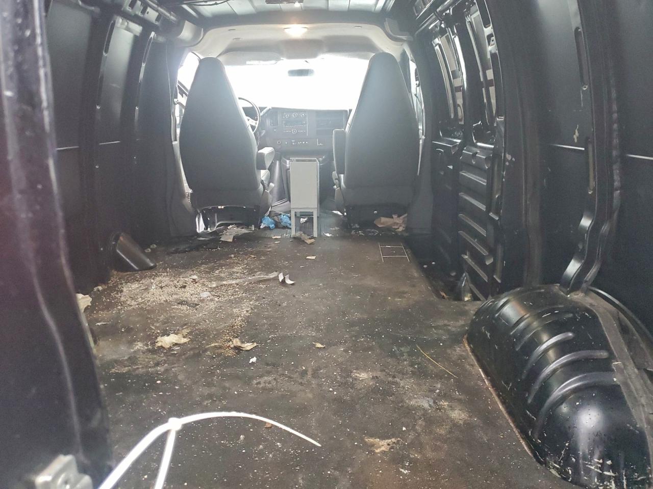 Chevrolet Express Image 13