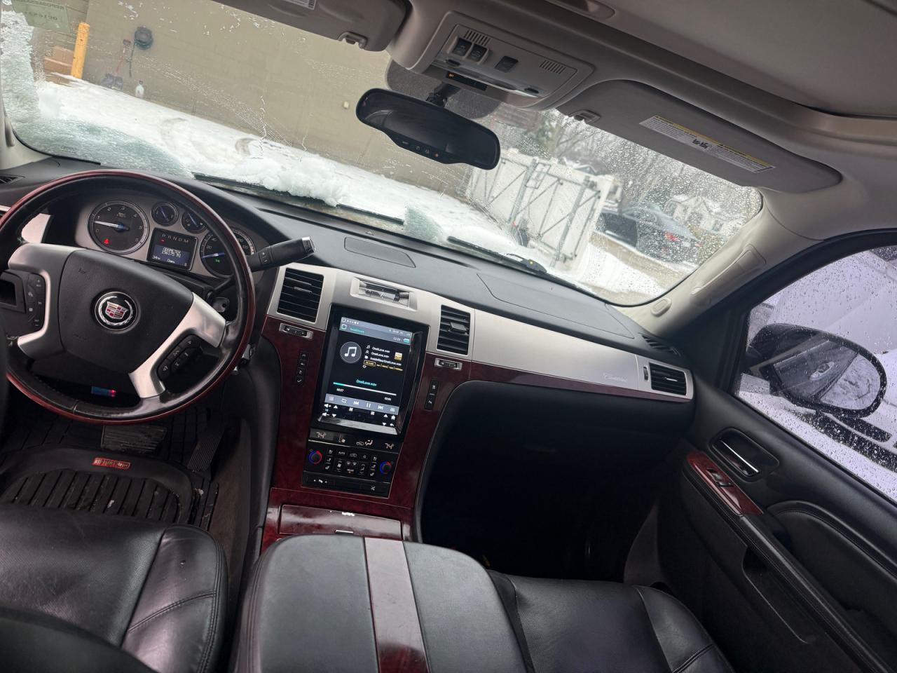 Cadillac Escalade Premium Image 8