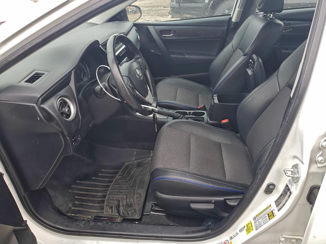 Toyota Corolla L Image 8