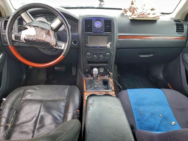 Chrysler 300 Limited Image 10