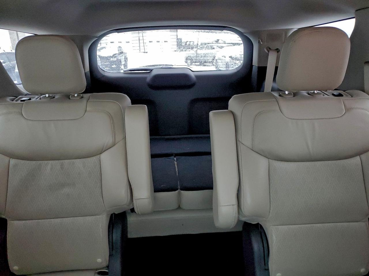 Ford Explorer Platinum Image 10