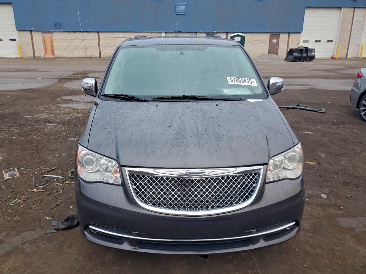 Chrysler Minivan Limited Platinum Image 10