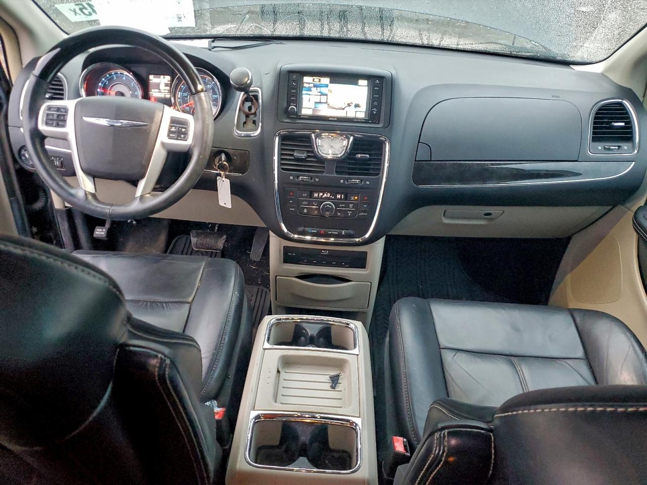 Chrysler Minivan Limited Platinum Image 9