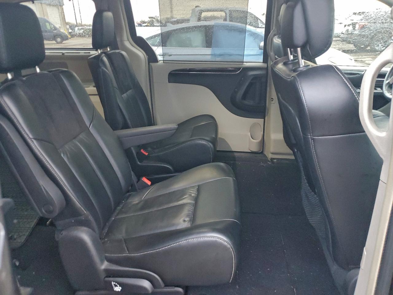 Chrysler Minivan Limited Platinum Image 8