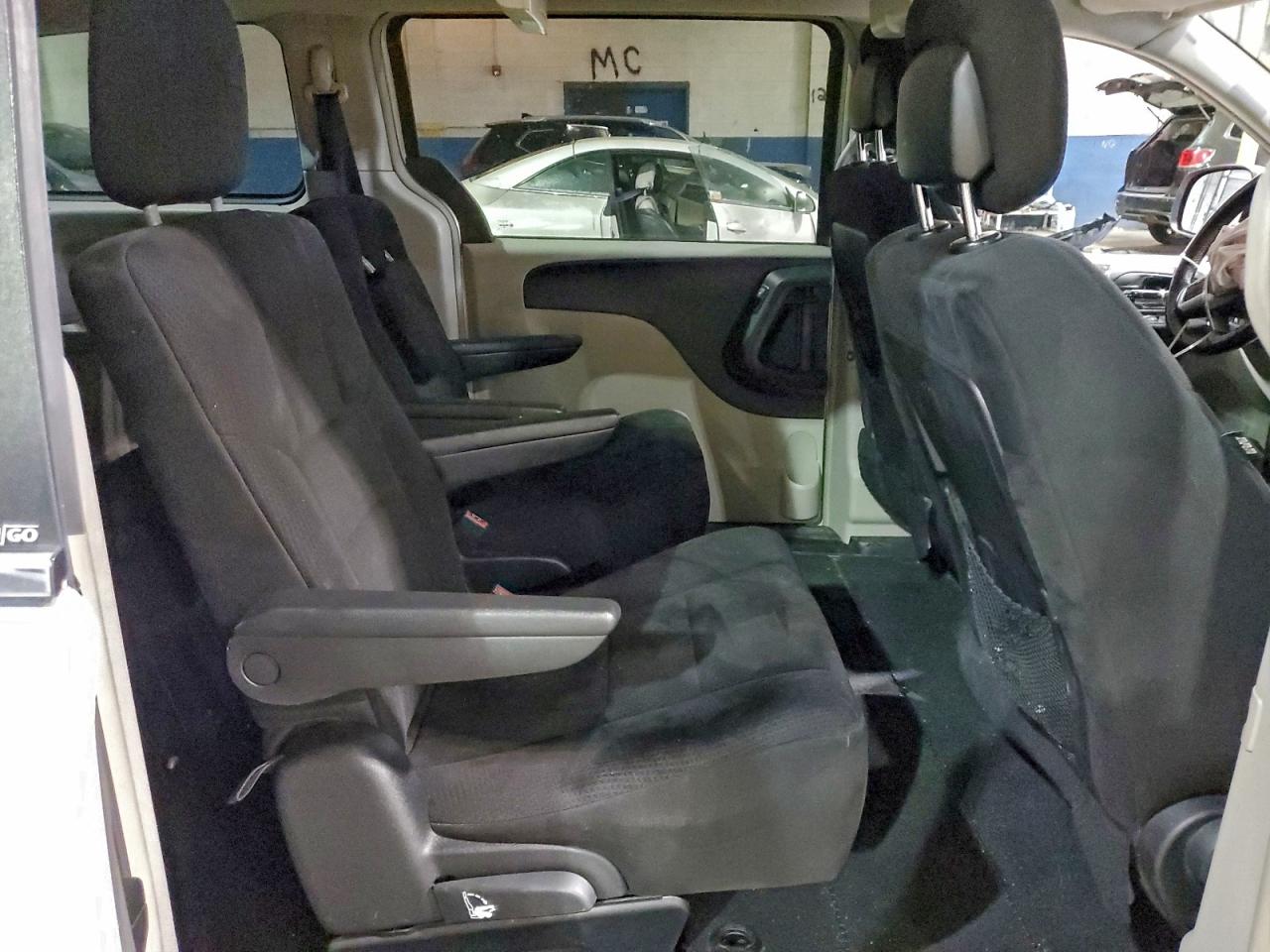 Chrysler Minivan Touring Image 8