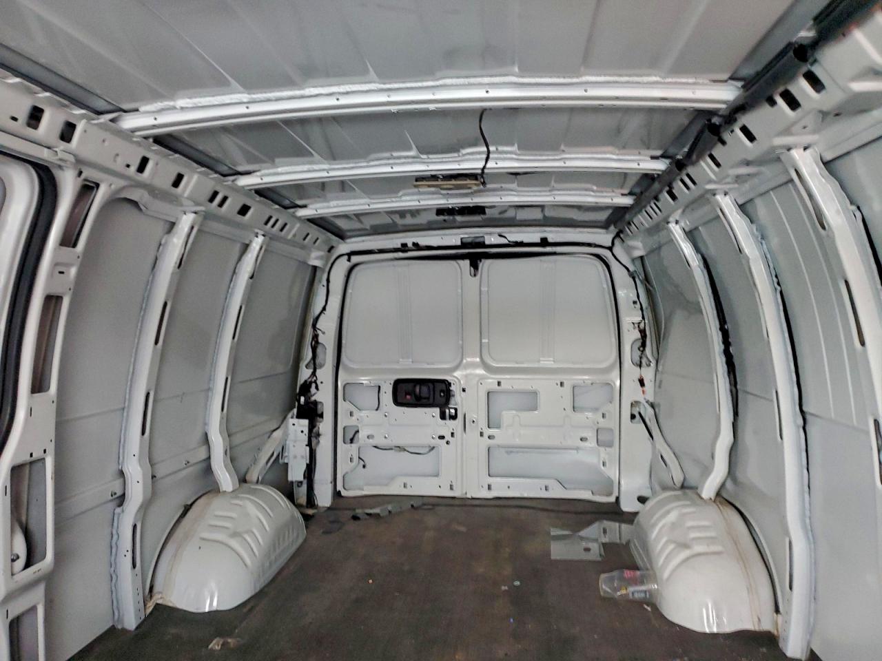 Chevrolet Express Image 6