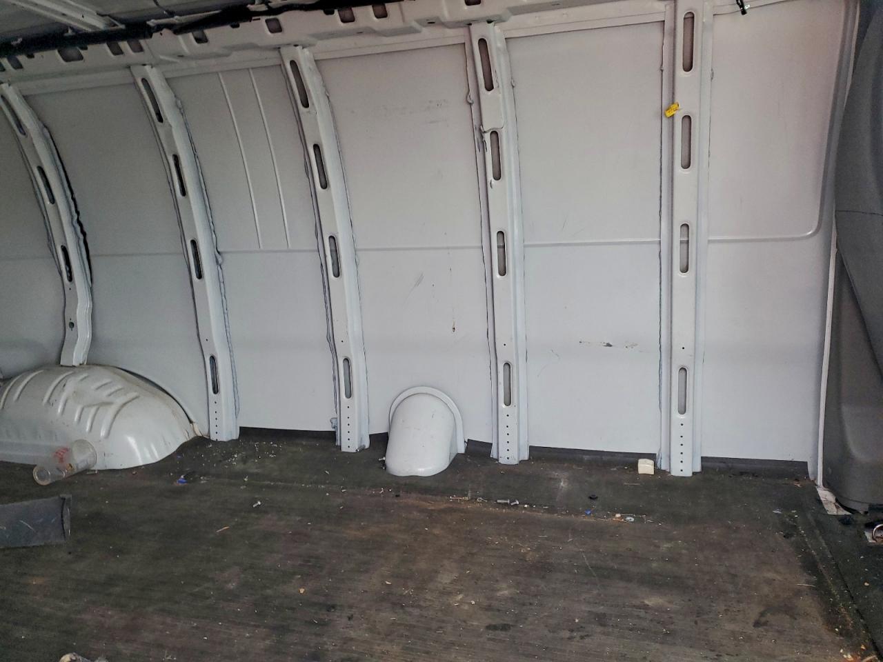 Chevrolet Express Image 12