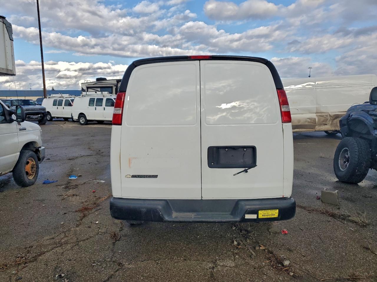 Chevrolet Express Image 4