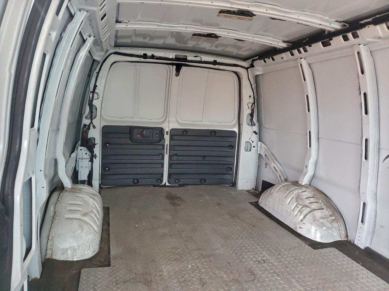 Chevrolet Express Image 5