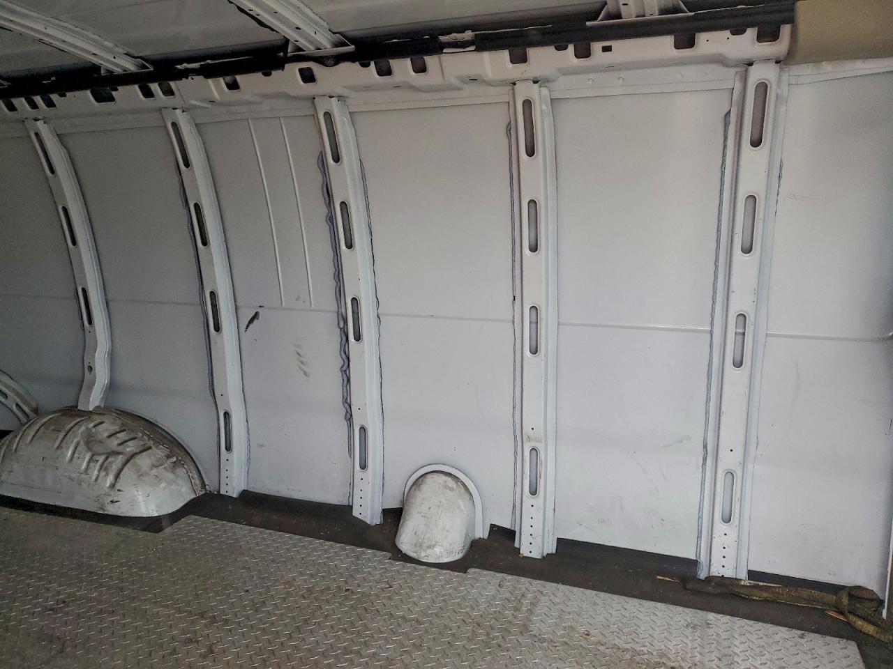 Chevrolet Express Image 3