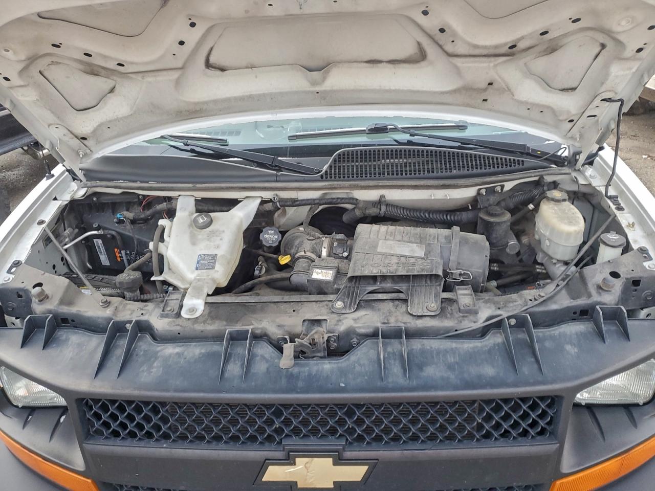 Chevrolet Express Image 2