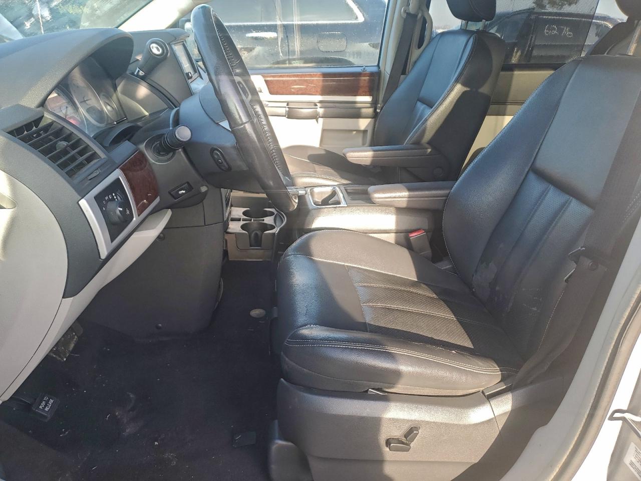 Chrysler Minivan Touring Image 4