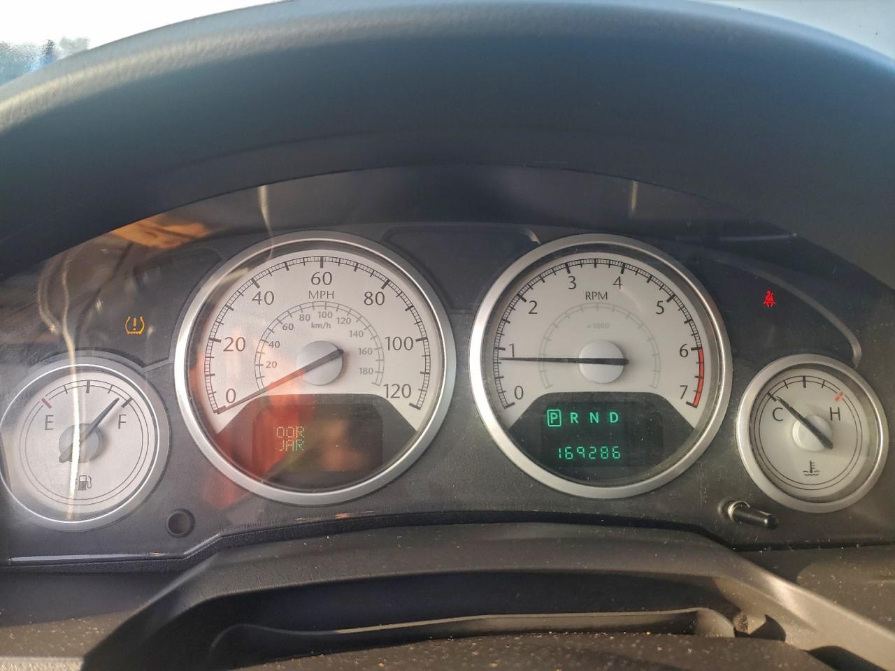 Chrysler Minivan Touring Image 3