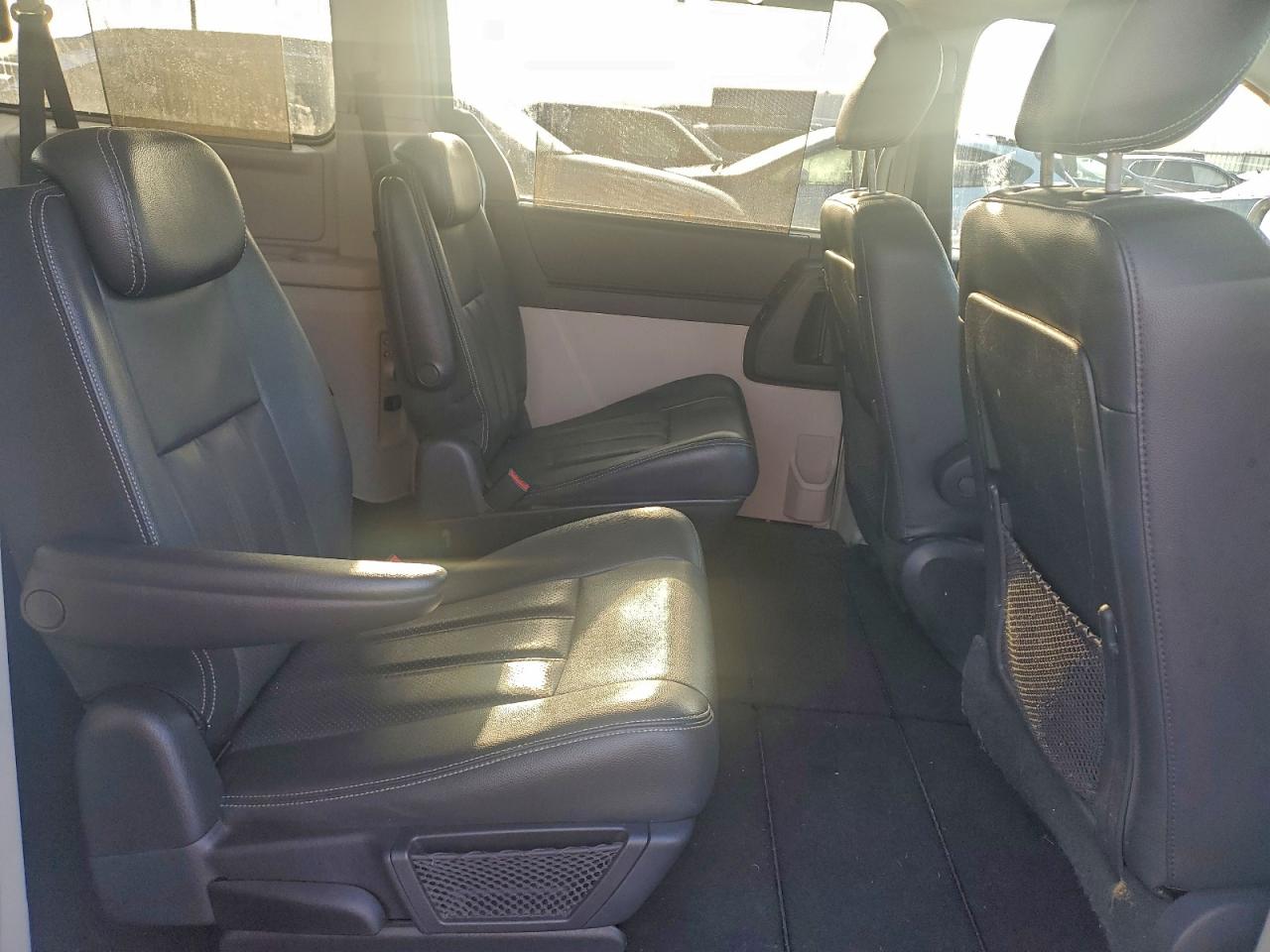 Chrysler Minivan Touring Image 11