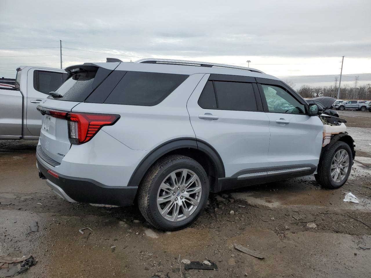 Ford Explorer Platinum Image 3