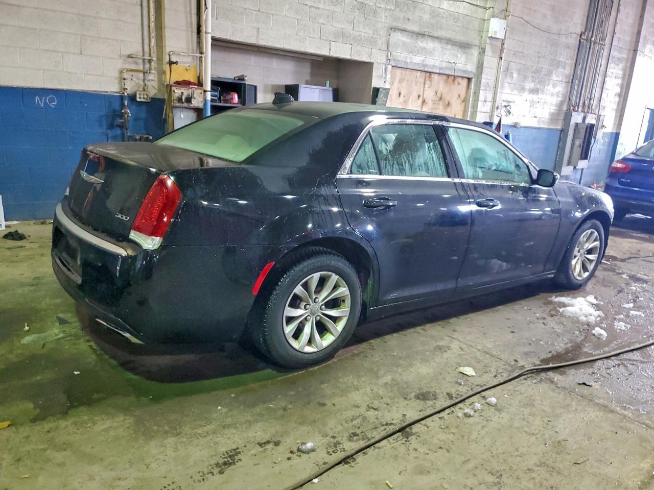 Chrysler 300 Limited Image 3