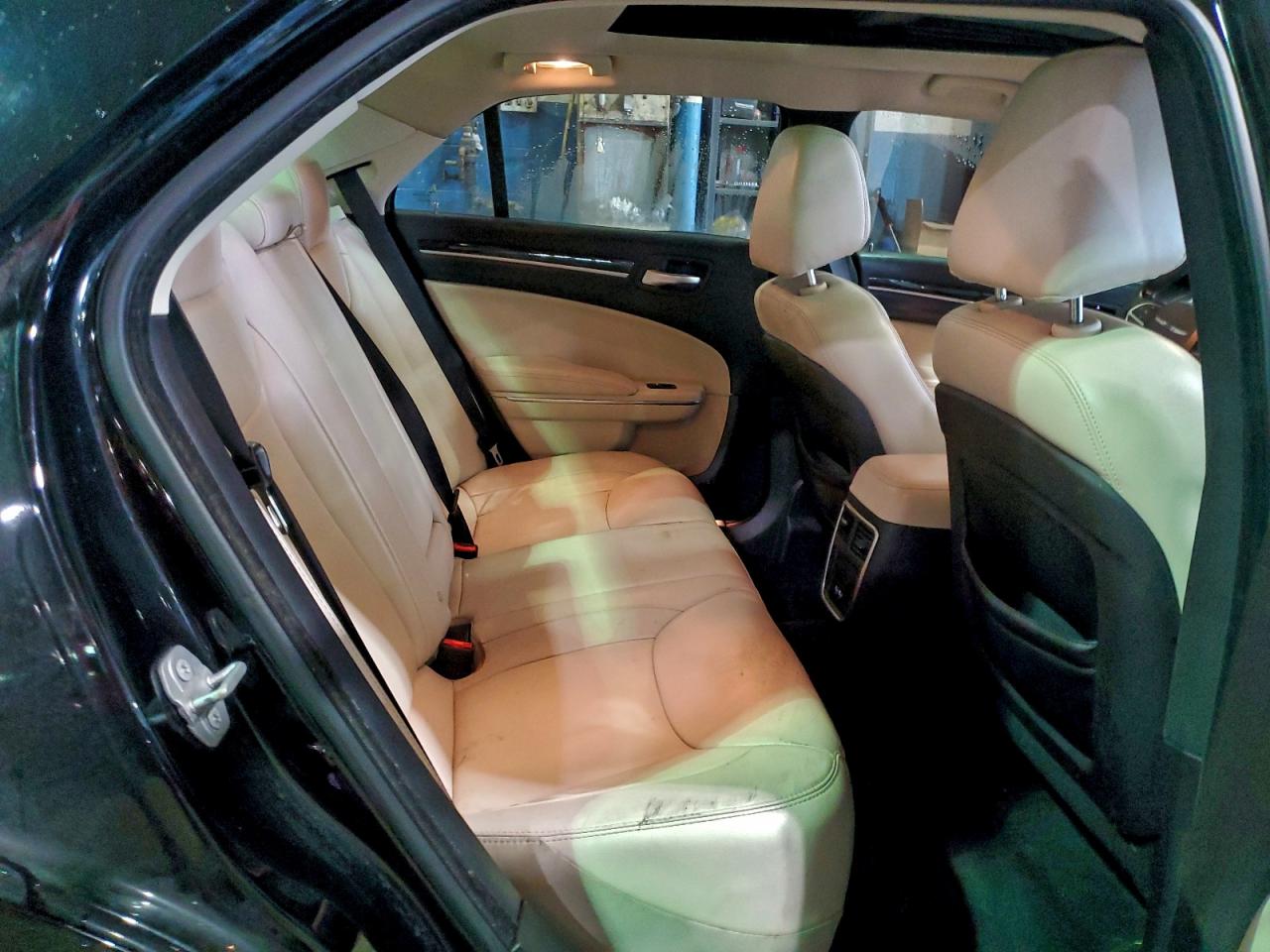 Chrysler 300 Limited Image 10