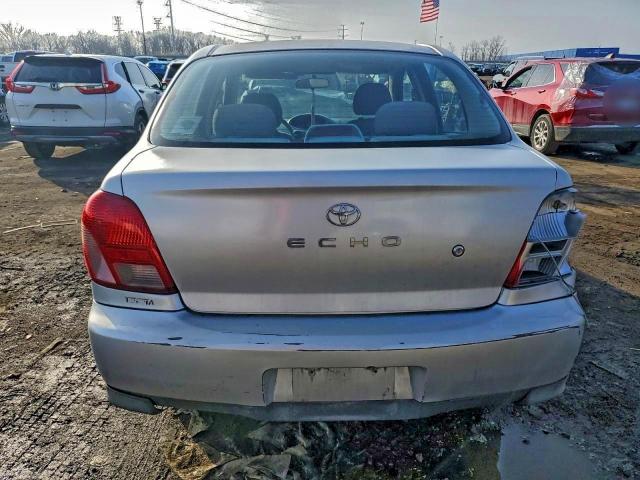 Toyota ECHO Image 8