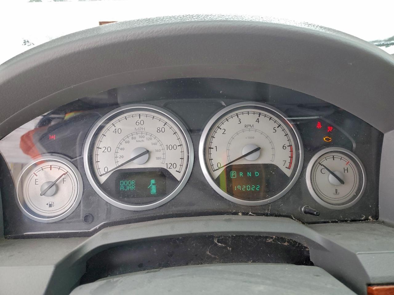 Chrysler Minivan Touring Image 3