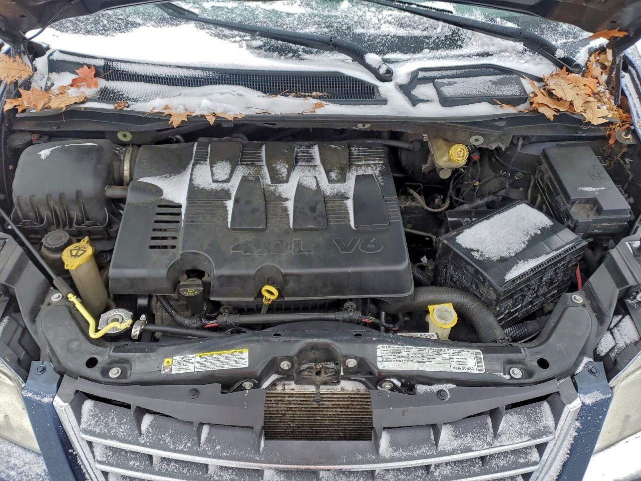 Chrysler Minivan Touring Image 8