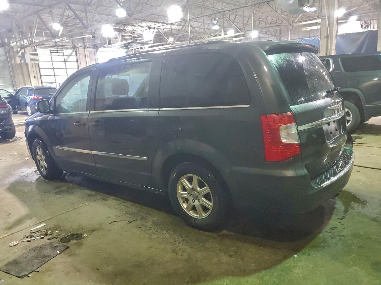 Chrysler Minivan Touring Image 3