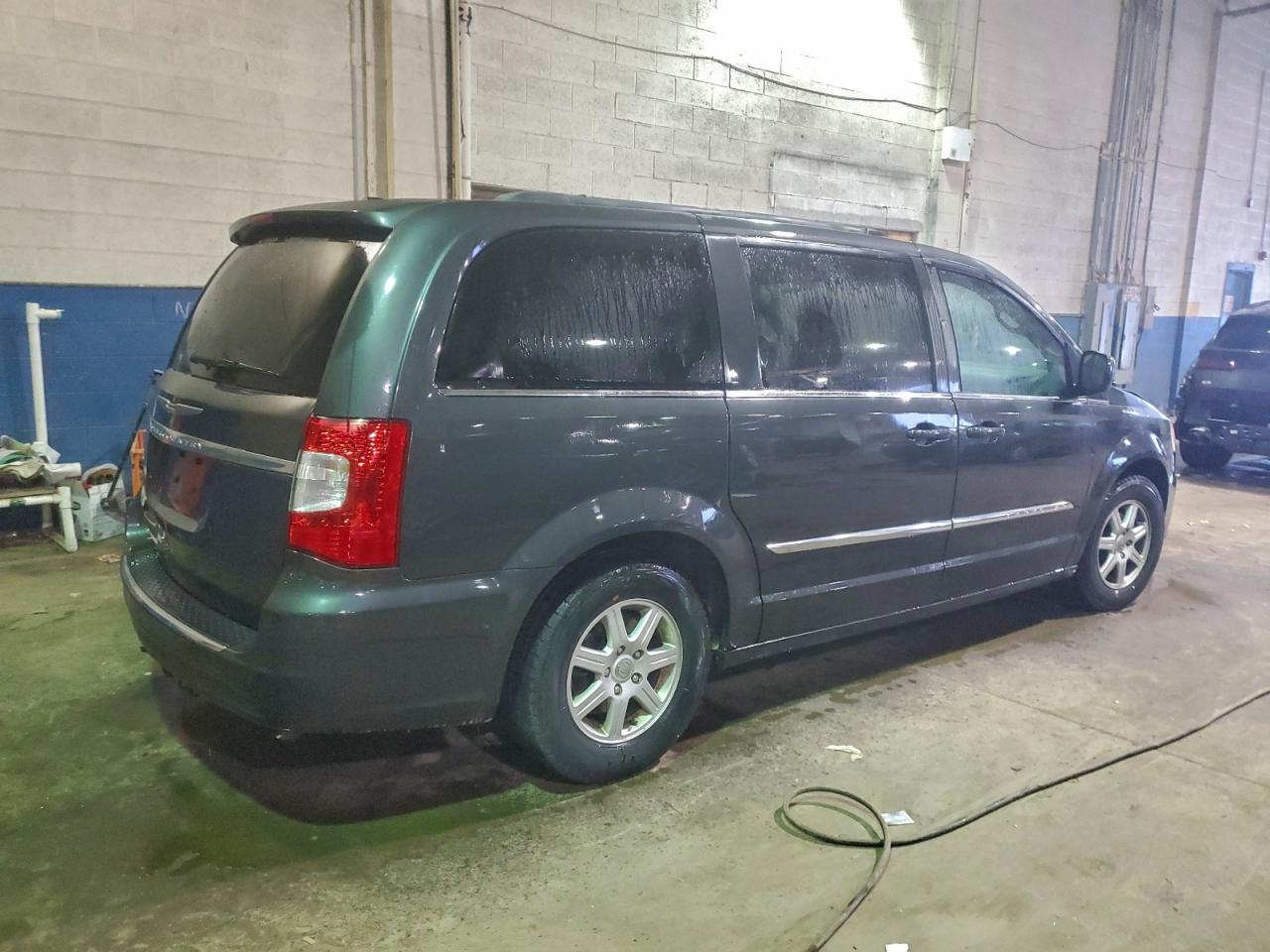 Chrysler Minivan Touring Image 12