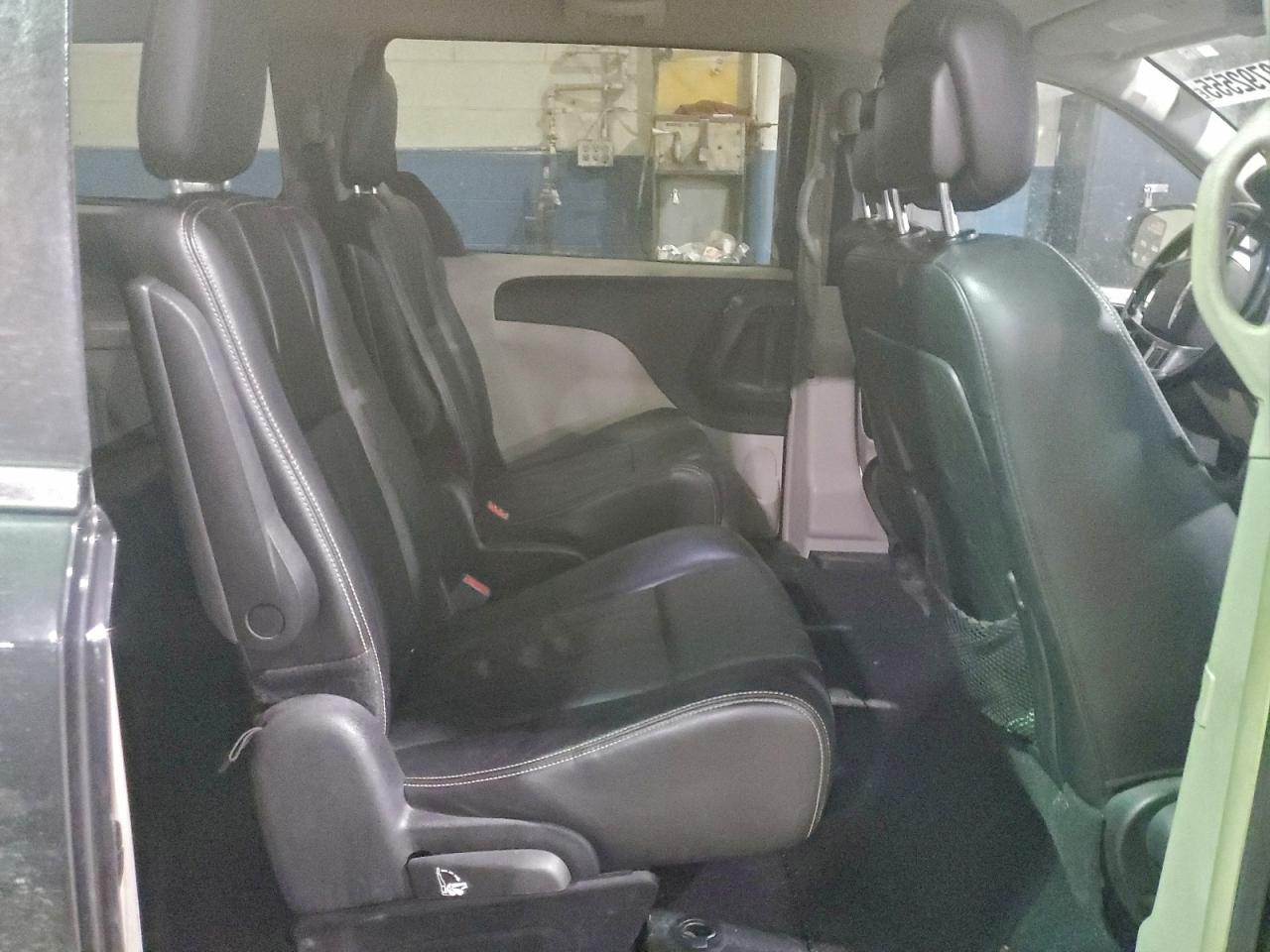 Chrysler Minivan Touring Image 7