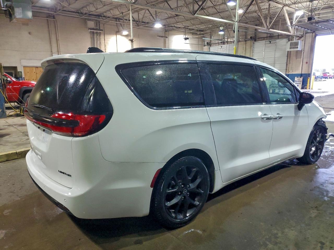 Chrysler Pacifica Limited Image 4