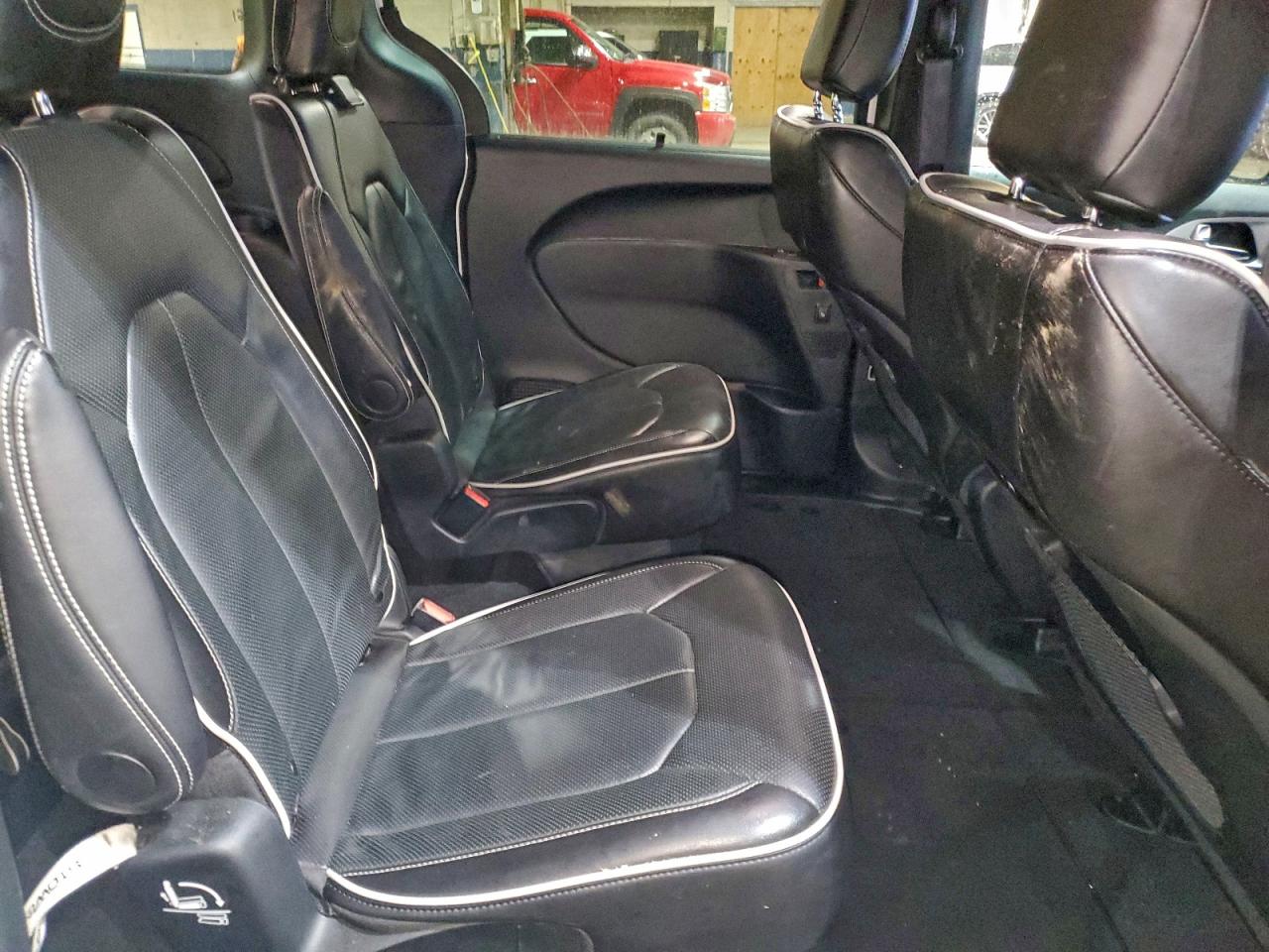 Chrysler Pacifica Limited Image 14